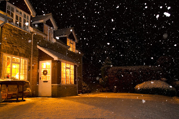 2010-winter-wallpaper-christmas-at-the-cottage