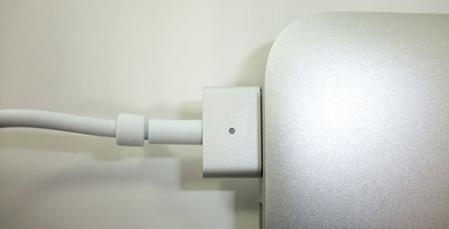 macbook-air-mid-2012-review-magsafe2-connecting
