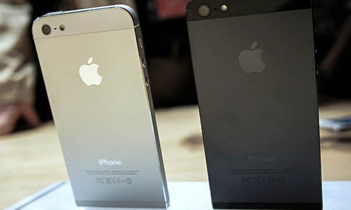 apple-desk-iphone5-white-color-model-compare