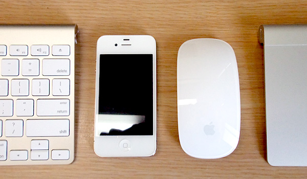 apple-desk-iphone5-white-with-keyboard