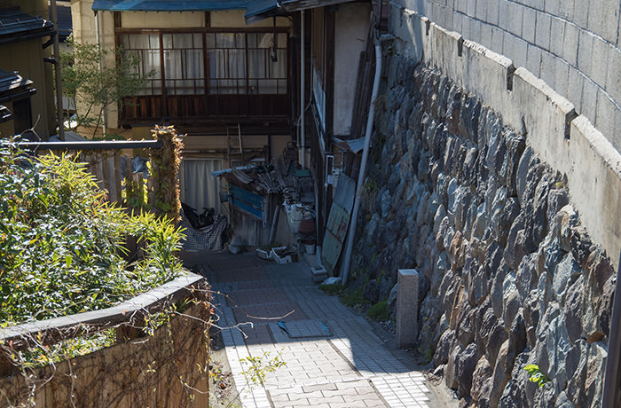 spirited-away-shibu-onsen-road-narrow