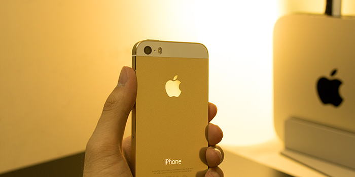 iphone-5s-review-with-hand