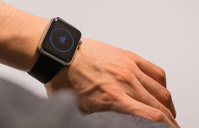 apple-watch-review-hand-with-apple-logo