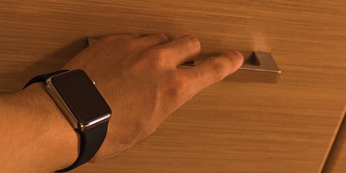 apple-watch-review-hand-with-handle