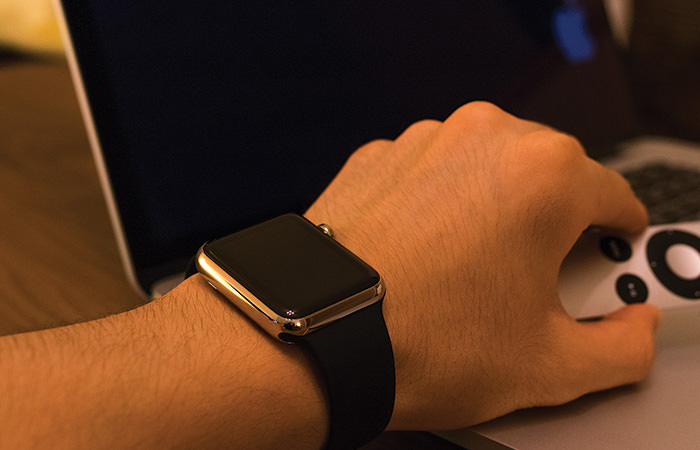 apple-watch-review-hand-with-remote