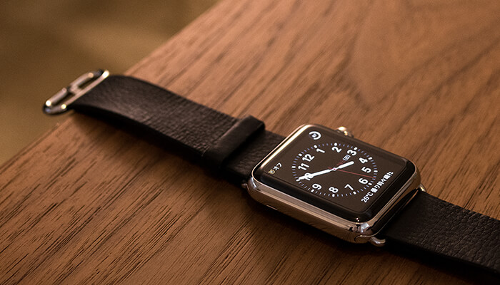 apple-watch-for-one-year-on-the-table