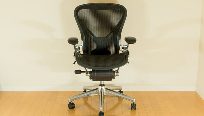 review-aeron-chair-entire-front