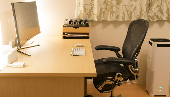 review-aeron-chair-in-the-room