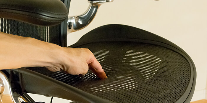 review-aeron-chair-material-pushing