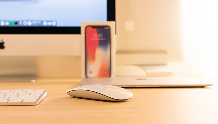 review-iphone-x-on-desk