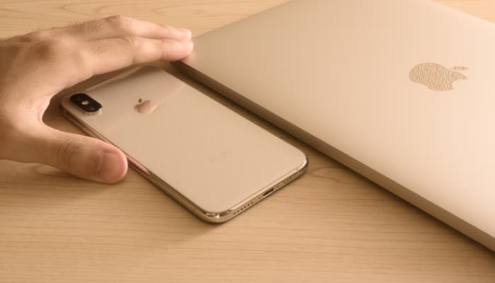 review-iphone-xs-with-macbook-and-hand