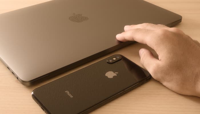 review-iphone-xs-x-with-macbook-pro-and-hand